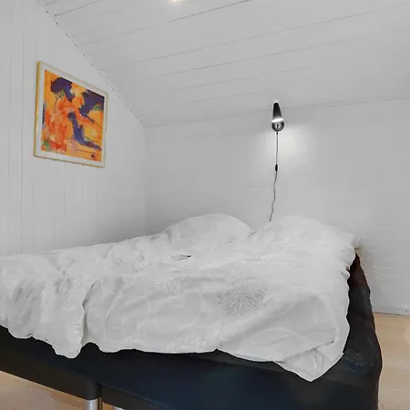 Casa de Férias Cozy Home In Glesborg With Wifi