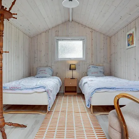 Casa de Férias Cozy Home In Glesborg With Wifi
