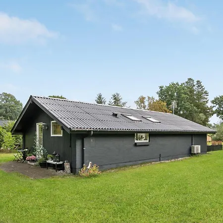 Casa de Férias Cozy Home In Glesborg With Wifi