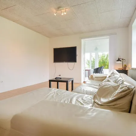 Casa de Férias Cozy Home In Glesborg With Wifi Glesborg